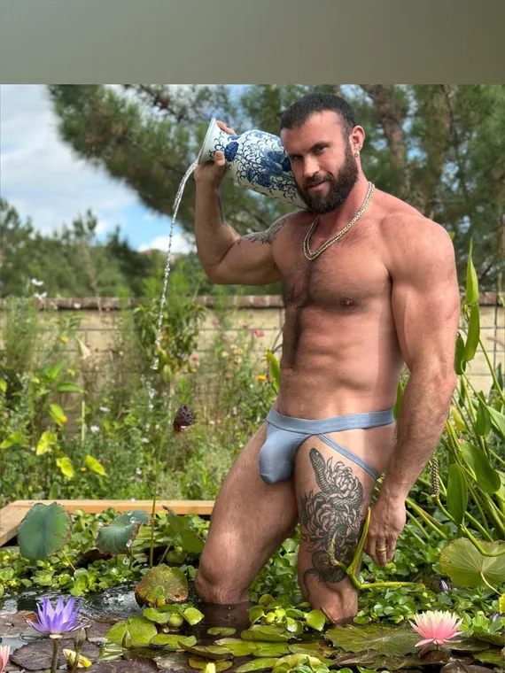 Hugeajax – svensk OnlyFans-skapare